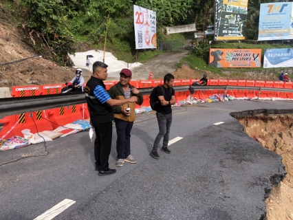 ไฟล์แนบ กปภ.สาขาภูเก็ต  ร่วมสังเกตุการณ์ การซ่อมถนนพระบารมีที่ชำรุดเนื่องจากดินสไลด์ และหารือแนวทางการซ่อมร่วมกับกับนายกเทศบาลเมืองกะทู้