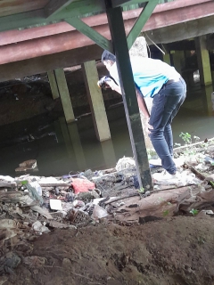 ไฟล์แนบ วันพุธที่ 30 พฤศจิกายน 2565 การประปาส่วนภูมิภาคสาขากาญจนดิษฐ์ ภายใต้การบริหารงานโดย นายสุรพงศ์ สมหวัง ผู้จัดการการประปาส่วนภูมิภาคสาขากาญจนดิษฐ์ มอบหมายนายฤทธิเดช อินทวงศ์ หัวหน้างาน 8 งานบริการและควบคุมน้ำสูญเสีย และพนักงานในสังกัด ลงพื้นที่สำรวจ หาท่อแตกท่อรั่ว บริเวณสี่แยกหนองสวน ถึงถึงตลาดกาญจนดิษฐ์ เพื่อลดน้ำสูญเสียในระบบจำหน่ายและเพิ่มแรงดันในเส้นท่อ เป็นการให้บริการน้ำประปาอย่างเต็มประสิทธิภาพตามมาตรฐานของ กปภ. 