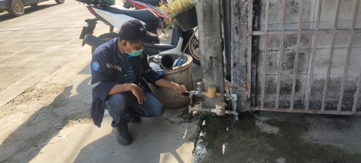 ไฟล์แนบ ทีมงานบริการฯ กปภ.สาขากำแพงเพชร ลุย ! หาท่อแตกรั่วกลางวัน แก้ไขทันที 