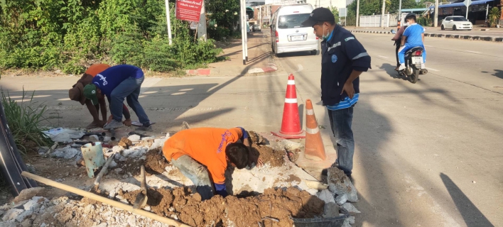 ไฟล์แนบ ทีมงานบริการฯ กปภ.สาขากำแพงเพชร ลุย ! หาท่อแตกรั่วกลางวัน แก้ไขทันที 