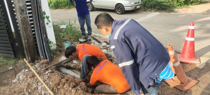 ไฟล์แนบ ทีมงานบริการฯ กปภ.สาขากำแพงเพชร ลุย ! หาท่อแตกรั่วกลางวัน แก้ไขทันที 