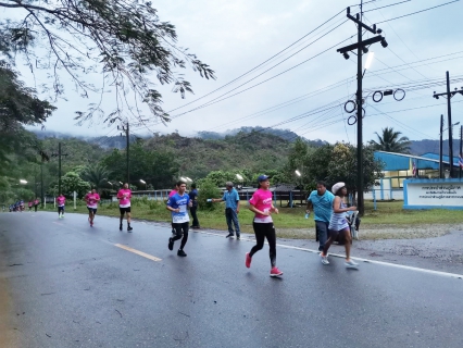 ไฟล์แนบ กปภ.สาขาระนอง ร่วมสนับสนุนน้ำดื่ม กิจกรรมกีฬา ฮวยซัมเปียน วิ่งชมหมอก  