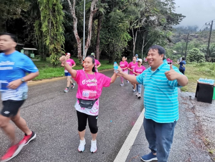 ไฟล์แนบ กปภ.สาขาระนอง ร่วมสนับสนุนน้ำดื่ม กิจกรรมกีฬา ฮวยซัมเปียน วิ่งชมหมอก  