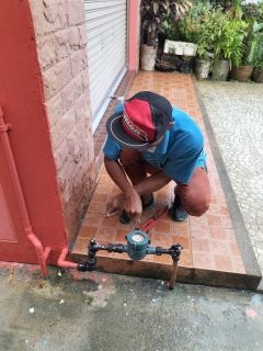 ไฟล์แนบ การประปาส่วนภูมิภาคสาขากาญจนดิษฐ์ ลงพื้นที่ตรวจสอบมาตรวัดน้ำ ทดสอบมาตร 0 คิว และทำการตีตรามาตร ผูกลวด ในพื้นที่ตำบลท่าทองใหม่  อำเภอกาญจนดิษฐ์ จังหวัดสุราษฎร์ธานี