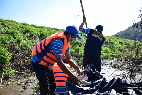 ไฟล์แนบ กปภ.สาขาเชียงใหม่ (ชั้นพิเศษ) เข้าร่วมกิจกรรมการพัฒนาเก็บขยะสิ่งปฏิกูล ณ เขื่อนแม่กวงอุดมธารา เนื่องในวันคล้ายวันพระราชสมภพ พระบาทสมเด็จพระบรมชนกาธิเบศร มหาภูมิพลอดุลยเดชมหาราช บรมนาถบพิตร