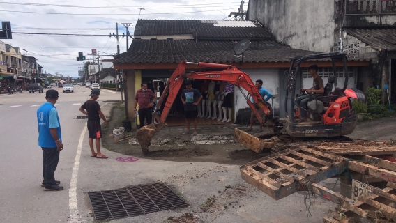 ไฟล์แนบ การประปาส่วนภูมิสาขาจันดี ลงพื้นที่เดินสำรวจหาท่อแตก-ท่อรั่ว
