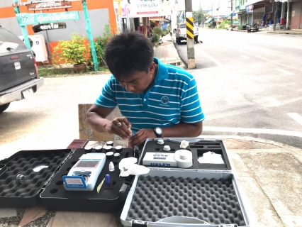 ไฟล์แนบ วันศุกร์ที่ 16 ธันวาคม  2565 นายสุรพงศ์ สมหวัง ผจก.กปภ.สาขากาญจนดิษฐ์ มอบหมายให้พนักงานในสายงานผลิต ออกพื้นที่ตรวจสอบคุณภาพน้ำประปา โดยการตรวจวัดค่าคลอรีน ค่าความขุ่นในน้ำประปา ณ ร้านขายของชำ ตลาดเทศบาลเมืองดอนสัก อำเภอดอนสัก จังหวัดสุราษฎร์ธานี โดยเป็นการตรวจสอบและควบคุมคุณภาพน้ำประปาในระบบจ่าย ตามโครงการจัดการน้ำสะอาด (WSP) ตามจุดควบคุมตรวจสอบตามแผนที่กำหนด ผลการตรวจสอบคุณภาพน้ำเป็นไปตามเกณฑ์มาตรฐาน กปภ. 