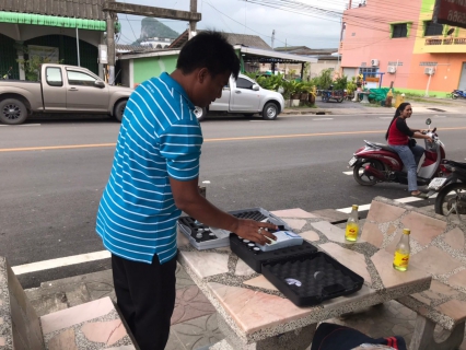 ไฟล์แนบ วันศุกร์ที่ 16 ธันวาคม  2565 นายสุรพงศ์ สมหวัง ผจก.กปภ.สาขากาญจนดิษฐ์ มอบหมายให้พนักงานในสายงานผลิต ออกพื้นที่ตรวจสอบคุณภาพน้ำประปา โดยการตรวจวัดค่าคลอรีน ค่าความขุ่นในน้ำประปา ณ ร้านขายของชำ ตลาดเทศบาลเมืองดอนสัก อำเภอดอนสัก จังหวัดสุราษฎร์ธานี โดยเป็นการตรวจสอบและควบคุมคุณภาพน้ำประปาในระบบจ่าย ตามโครงการจัดการน้ำสะอาด (WSP) ตามจุดควบคุมตรวจสอบตามแผนที่กำหนด ผลการตรวจสอบคุณภาพน้ำเป็นไปตามเกณฑ์มาตรฐาน กปภ. 