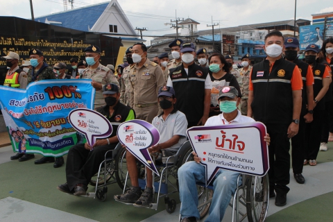 ไฟล์แนบ การประปาส่วนภูมิภาคสาขาชุมพร ร่วมสนับสนุนน้ำดื่มบรรจุขวดตราสัญลักษณ์ กปภ. ในกิจกรรม รณรงค์การป้องกันและลดอุบัติเหตุทางถนนช่วงเทศกาลปีใหม่ พ.ศ. 2566 จังหวัดชุมพร
