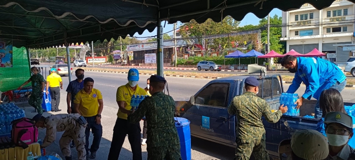 ไฟล์แนบ กปภ.สาขากาญจนบุรี สนับสนุนน้ำดื่มในโครงการ  ชีวิตวิถีใหม่ ขับขี่ปลอดภัย ไร้อุบัติเหตุ