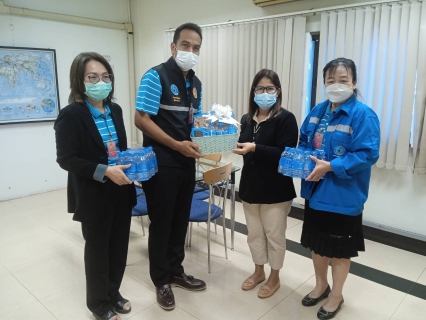 ไฟล์แนบ กปภ.สาขาท่ามะกา  นำโดย นายประนต  ศรีสุนทร ผู้จัดการการประปาส่วนภูมิภาคสาขาท่ามะกา พร้อมด้วยหัวหน้างาน ลงพื้นที่สร้างความสัมพันธ์กับลูกค้าประเภท 2-3 ผู้ใช้น้ำรายใหญ่ที่มีการใช้น้ำปริมาณมาก   ลูกค้าที่มีประเภทธุรกิจอ่อนไหวต่อการใช้น้ำ และหน่วยงานราชการ โดยให้คำแนะนำระบบน้ำประปา สอบถาม      ความพึงพอใจ รับฟังข้อเสนอแนะต่อการให้บริการ ของกปภ.สาขาท่ามะกา    พร้อมลงพื้นที่มอบของที่ระลึก น้ำดื่มตราสัญลักษณ์ กปภ.ส่งความสุข ร่วมยินดีกับลูกค้าในช่วงเทศกาลปีใหม่ 2566 