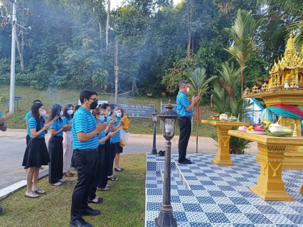 ไฟล์แนบ การประปาส่วนภูมิภาคสาขาภูเก็ต จัดกิจกรรมทำบุญสำนักงาน พิธีสักการะพระภูมิเจ้าที่ ศาลพระแม่ธรณีวิสุทธิสรรพสักขีบารมีธำรงชล ที่ประดิษฐานบริเวณด้านหน้าอาคารสำนักงาน และพิธีสักการะศาลเจ้าแม่นวลน้องตะเคียนทอง 