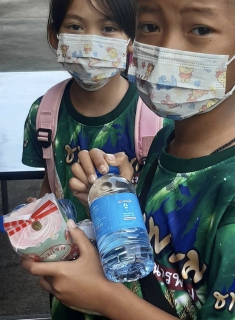 ไฟล์แนบ กปภ.สาขาขอนแก่น (พ) มอบน้ำดื่มบรจุขวดตราสัญลักษณ์ กปภ. เพื่อสนับสนุนกิจกรรมงานวันเด็กแห่งชาติ ประจำปี 2566 