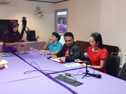 ไฟล์แนบ การประปาส่วนภูมิภาคสาขากาญจนดิษฐ์  ลงพื้นที่พบสื่อมวลชน   สถานีวิทยุกระจายเสียงแห่งประเทศไทย จังหวัดสุราษฎร์ธานี  โดยเข้าพบว่าที่ ร.ต.สุรชัย ส้มเกลี้ยง (บ่าวเกลี้ยง) นักจัดรายการโทรทัศน์ รายการแหล่งข่าวชาวใต้ NBT South และรายการ อปม.สัมพันธ์ สวท.สุราษฎร์ธานี FM 89.75 mhz Fb:สวท.สุราษฎร์ธานี และนางสาวพัชรี เดชเดโช นักสื่อสารมวลชน รายการ ล่องใต้วันนี้ เพื่อประชาสัมพันธ์ โครงการ "ติดมิเตอร์ใหม่ ลดราคา การประปาฯ จัดให้" ด้วยการลดค่าติดตั้งประปาใหม่ 20%