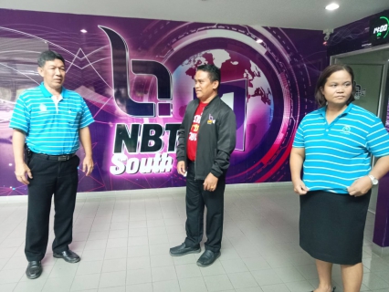 ไฟล์แนบ การประปาส่วนภูมิภาคสาขากาญจนดิษฐ์  ลงพื้นที่พบสื่อมวลชน   สถานีวิทยุกระจายเสียงแห่งประเทศไทย จังหวัดสุราษฎร์ธานี  โดยเข้าพบว่าที่ ร.ต.สุรชัย ส้มเกลี้ยง (บ่าวเกลี้ยง) นักจัดรายการโทรทัศน์ รายการแหล่งข่าวชาวใต้ NBT South และรายการ อปม.สัมพันธ์ สวท.สุราษฎร์ธานี FM 89.75 mhz Fb:สวท.สุราษฎร์ธานี และนางสาวพัชรี เดชเดโช นักสื่อสารมวลชน รายการ ล่องใต้วันนี้ เพื่อประชาสัมพันธ์ โครงการ "ติดมิเตอร์ใหม่ ลดราคา การประปาฯ จัดให้" ด้วยการลดค่าติดตั้งประปาใหม่ 20%