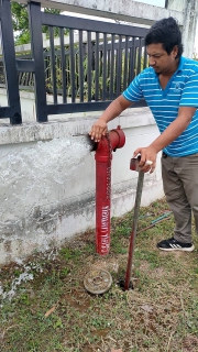 ไฟล์แนบ การประปาส่วนภูมิภาคสาขาตะกั่วป่า ดำเนินการตามแผนงานบริการและควบคุมน้ำสูญเสีย โบล์วน้ำเพื่อระบายตะกอนในเส้นท่อ