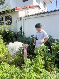 ไฟล์แนบ การประปาส่วนภูมิภาคสาขาท่าแซะ ดำเนินการตามแผนงานบริการและควบคุมน้ำสูญเสีย ลงพื้นที่ดำเนินการระบายตะกอนในเส้นท่อจ่ายน้ำ (Blow off) ผ่านหัวดับเพลิง