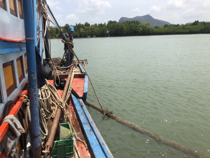 ไฟล์แนบ การประปาส่วนภูมิภาคสาขากาญจนดิษฐ์ดำเนินการติดตั้งทุ่นถ่วงท่อในคลองดอนสัก เพื่อผู้ใช้น้ำบ้านฝ่ายท่า ดอนสัก อำเภอดอนสัก จังหวัดสุราษฎร์ธานี