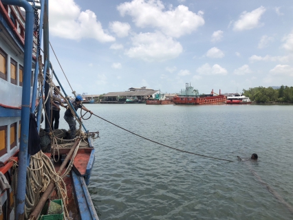 ไฟล์แนบ การประปาส่วนภูมิภาคสาขากาญจนดิษฐ์ดำเนินการติดตั้งทุ่นถ่วงท่อในคลองดอนสัก เพื่อผู้ใช้น้ำบ้านฝ่ายท่า ดอนสัก อำเภอดอนสัก จังหวัดสุราษฎร์ธานี