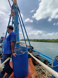 ไฟล์แนบ การประปาส่วนภูมิภาคสาขากาญจนดิษฐ์ดำเนินการติดตั้งทุ่นถ่วงท่อในคลองดอนสัก เพื่อผู้ใช้น้ำบ้านฝ่ายท่า ดอนสัก อำเภอดอนสัก จังหวัดสุราษฎร์ธานี