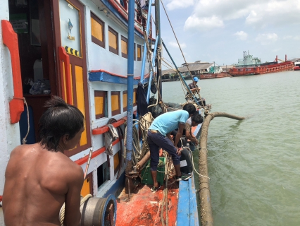 ไฟล์แนบ การประปาส่วนภูมิภาคสาขากาญจนดิษฐ์ดำเนินการติดตั้งทุ่นถ่วงท่อในคลองดอนสัก เพื่อผู้ใช้น้ำบ้านฝ่ายท่า ดอนสัก อำเภอดอนสัก จังหวัดสุราษฎร์ธานี