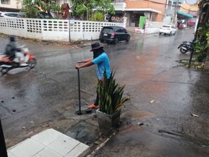 ไฟล์แนบ ผอ.กปภ.ข.6 ลงพื้นที่แก้ไขสถานการณ์น้ำไม่ไหลในพื้นที่ขอนแก่น หลังประสบปัญหาน้ำไม่ไหลในพื้นที่สูงติดต่อกันหลายวัน