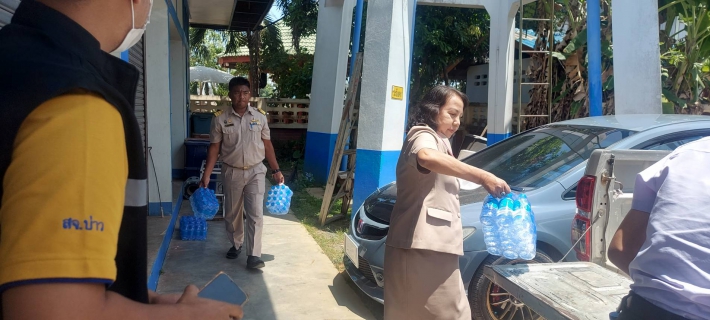 ไฟล์แนบ การประปาส่วนภูมิภาคสาขากาญจนดิษฐ์ มอบน้ำดื่มตราสัญญลักษณ์ กปภ.ให้กับองค์การบริหารส่วนตำบลท่าทอง จัดกิจกรรมเพื่อพัฒนาคุณภาพชีวิตผู้สูงอายุตำบลท่าทอง ประจำปี 2566