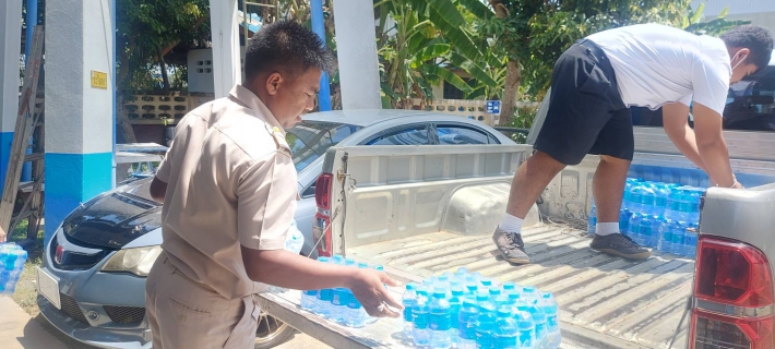 ไฟล์แนบ การประปาส่วนภูมิภาคสาขากาญจนดิษฐ์ มอบน้ำดื่มตราสัญญลักษณ์ กปภ.ให้กับองค์การบริหารส่วนตำบลท่าทอง จัดกิจกรรมเพื่อพัฒนาคุณภาพชีวิตผู้สูงอายุตำบลท่าทอง ประจำปี 2566