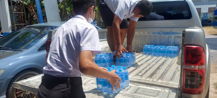 ไฟล์แนบ การประปาส่วนภูมิภาคสาขากาญจนดิษฐ์ มอบน้ำดื่มตราสัญญลักษณ์ กปภ.ให้กับองค์การบริหารส่วนตำบลท่าทอง จัดกิจกรรมเพื่อพัฒนาคุณภาพชีวิตผู้สูงอายุตำบลท่าทอง ประจำปี 2566