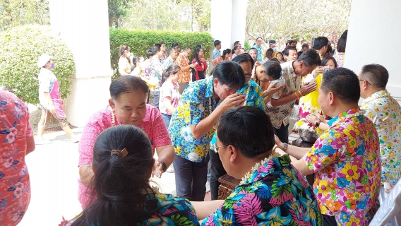 ไฟล์แนบ เข้าร่วมประเพณีสงกรานต์ รดน้ำขอพรจากผู้ว่าราชการจังหวัดมหาสารคาม