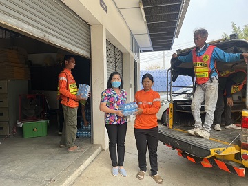 ไฟล์แนบ การประปาส่วนภูมิภาคสาขาพยุหะคีรี สนับสนุนน้ำดื่มบรรจุขวดให้แก่ หมวดทางหลวงนครสวรรค์ ที่1