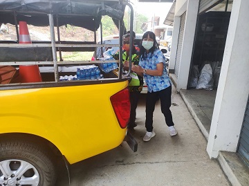 ไฟล์แนบ การประปาส่วนภูมิภาคสาขาพยุหะคีรี สนับสนุนน้ำดื่มบรรจุขวดให้แก่ หมวดทางหลวงพยุหะคีรี