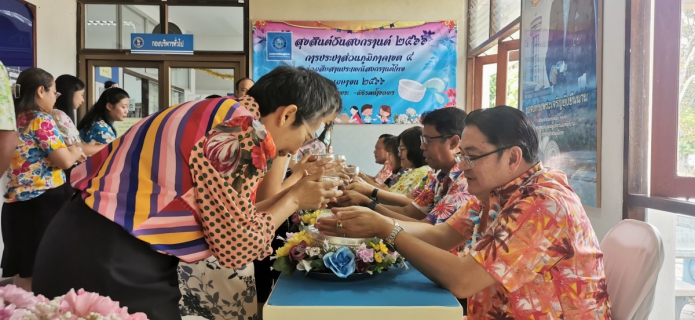 ไฟล์แนบ กปภ.ข.4 ร่วมจัดกิจกรรมสรงน้ำพระ รดน้ำขอพรผู้ใหญ่ เทศกาลสงกรานต์ 2566 ตามวิถีอันดีงาม