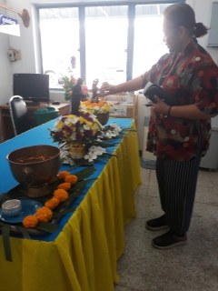 ไฟล์แนบ กปภ.สาขากาญจนดิษฐ์ จัดกิจกรรมสรงน้ำพระและพระแม่ธรณีพร้อมรดน้ำดำหัวผู้ใหญ่ สืบสานประเพณีวันสงกรานต์ 2566 สำหรับลูกค้าผู้ใช้น้ำที่มาใช้บริการ ณ สำนักงาน การประปาส่วนภูมิภาคสาขากาญจนดิษฐ์ 