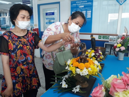 ไฟล์แนบ กปภ.สาขากาญจนดิษฐ์ จัดกิจกรรมสรงน้ำพระและพระแม่ธรณีพร้อมรดน้ำดำหัวผู้ใหญ่ สืบสานประเพณีวันสงกรานต์ 2566 สำหรับลูกค้าผู้ใช้น้ำที่มาใช้บริการ ณ สำนักงาน การประปาส่วนภูมิภาคสาขากาญจนดิษฐ์ 