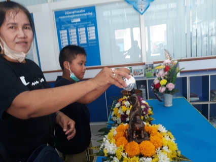 ไฟล์แนบ กปภ.สาขากาญจนดิษฐ์ จัดกิจกรรมสรงน้ำพระและพระแม่ธรณีพร้อมรดน้ำดำหัวผู้ใหญ่ สืบสานประเพณีวันสงกรานต์ 2566 สำหรับลูกค้าผู้ใช้น้ำที่มาใช้บริการ ณ สำนักงาน การประปาส่วนภูมิภาคสาขากาญจนดิษฐ์ 