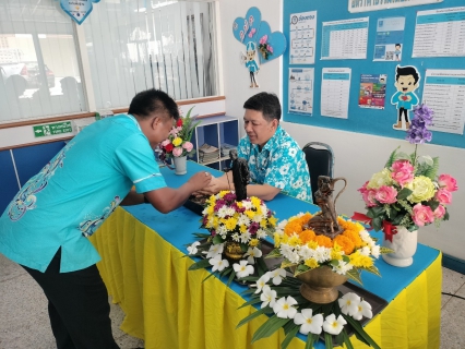 ไฟล์แนบ กปภ.สาขากาญจนดิษฐ์ จัดกิจกรรมสรงน้ำพระและพระแม่ธรณีพร้อมรดน้ำดำหัวผู้ใหญ่ สืบสานประเพณีวันสงกรานต์ 2566 