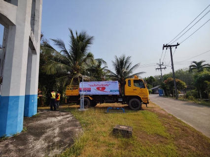 ไฟล์แนบ การประปาส่วนภูมิภาคสาขากาญจนดิษฐ์ ร่วมกับ หมวดทางหลวงดอนสักได้ดำเนินการช่วยเหลือประชาชนที่ประสบภัยแล้ง ขาดแคลนน้ำ เพื่อการอุปโภค การเกษตร และปศุสัตว์ โดยการนำรถบรรทุกน้ำ แจกจ่ายน้ำในพื้นที่ ม.6 ต.ดอนสัก อ.ดอนสัก จ.สุราษฎร์ธานี เพื่อบรรเทาความความเดือดร้อนจากปัญหาภัยแล้งให้กับประชาชนจำนวน 4 ครัวเรือน ปริมาณน้ำ 12,000 ลิตร