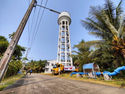ไฟล์แนบ การประปาส่วนภูมิภาคสาขากาญจนดิษฐ์ ร่วมกับ หมวดทางหลวงดอนสักได้ดำเนินการช่วยเหลือประชาชนที่ประสบภัยแล้ง ขาดแคลนน้ำ เพื่อการอุปโภค การเกษตร และปศุสัตว์ โดยการนำรถบรรทุกน้ำ แจกจ่ายน้ำในพื้นที่ ม.6 ต.ดอนสัก อ.ดอนสัก จ.สุราษฎร์ธานี เพื่อบรรเทาความความเดือดร้อนจากปัญหาภัยแล้งให้กับประชาชนจำนวน 4 ครัวเรือน ปริมาณน้ำ 12,000 ลิตร