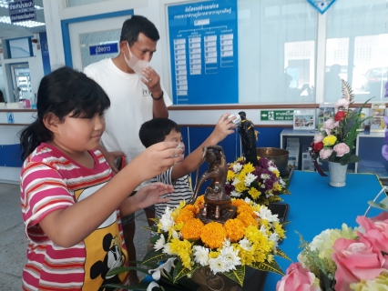 ไฟล์แนบ กปภ.สาขากาญจนดิษฐ์ จัดกิจกรรมสรงน้ำพระและพระแม่ธรณีพร้อมรดน้ำดำหัวผู้ใหญ่ สืบสานประเพณีวันสงกรานต์ 2566 สำหรับลูกค้าผู้ใช้น้ำที่มาใช้บริการ ณ สำนักงาน การประปาส่วนภูมิภาคสาขากาญจนดิษฐ์ 
