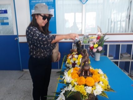 ไฟล์แนบ กปภ.สาขากาญจนดิษฐ์ จัดกิจกรรมสรงน้ำพระและพระแม่ธรณีพร้อมรดน้ำดำหัวผู้ใหญ่ สืบสานประเพณีวันสงกรานต์ 2566 สำหรับลูกค้าผู้ใช้น้ำที่มาใช้บริการ ณ สำนักงาน การประปาส่วนภูมิภาคสาขากาญจนดิษฐ์ 