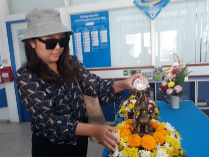 ไฟล์แนบ กปภ.สาขากาญจนดิษฐ์ จัดกิจกรรมสรงน้ำพระและพระแม่ธรณีพร้อมรดน้ำดำหัวผู้ใหญ่ สืบสานประเพณีวันสงกรานต์ 2566 สำหรับลูกค้าผู้ใช้น้ำที่มาใช้บริการ ณ สำนักงาน การประปาส่วนภูมิภาคสาขากาญจนดิษฐ์ 