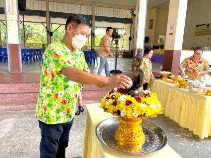 ไฟล์แนบ กปภ.สาขาขลุง เข้าร่วมพิธีสรงน้ำพระพุทธรูปประจำอำเภอ และรดน้ำขอพรนายอำเภอขลุง เนื่องในเทศกาลสงกรานต์ (วันปีใหม่ไทย) พร้อมมอบน้ำดื่มตราสัญลักษณ์ กปภ.