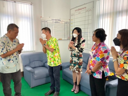 ไฟล์แนบ กปภ.สาขาขลุง เข้าร่วมพิธีสรงน้ำพระพุทธรูปประจำอำเภอ และรดน้ำขอพรนายอำเภอขลุง เนื่องในเทศกาลสงกรานต์ (วันปีใหม่ไทย) พร้อมมอบน้ำดื่มตราสัญลักษณ์ กปภ.