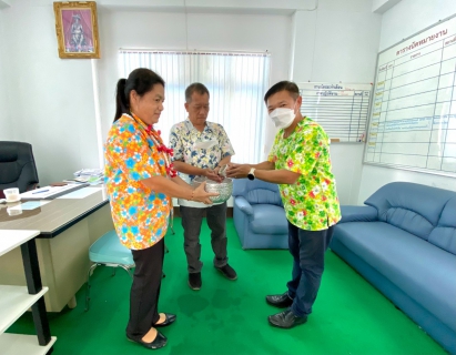 ไฟล์แนบ กปภ.สาขาขลุง เข้าร่วมพิธีสรงน้ำพระพุทธรูปประจำอำเภอ และรดน้ำขอพรนายอำเภอขลุง เนื่องในเทศกาลสงกรานต์ (วันปีใหม่ไทย) พร้อมมอบน้ำดื่มตราสัญลักษณ์ กปภ.