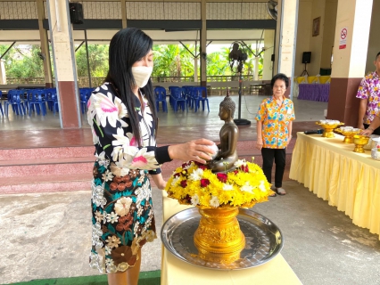 ไฟล์แนบ กปภ.สาขาขลุง เข้าร่วมพิธีสรงน้ำพระพุทธรูปประจำอำเภอ และรดน้ำขอพรนายอำเภอขลุง เนื่องในเทศกาลสงกรานต์ (วันปีใหม่ไทย) พร้อมมอบน้ำดื่มตราสัญลักษณ์ กปภ.
