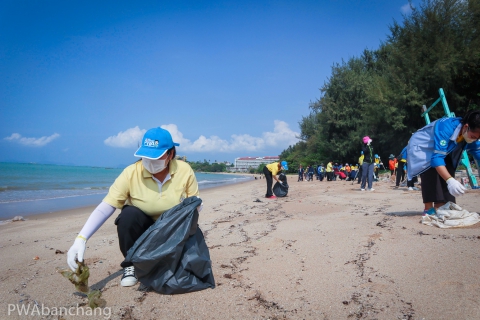 ไฟล์แนบ กปภ.บ้านฉาง ร่วมเก็บขยะชายหาดพยูน