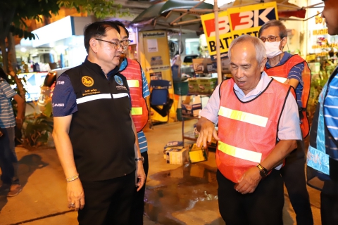 ไฟล์แนบ นายสุรชัย เชื้อแพ่ง รองผู้ว่าการ (ปฏิบัติการ 5) นายประทีป กุศลวัฒนะ ผู้อำนวยการการประปาส่วนภูมิภาคเขต 4 และคณะกรรมการนโยบายรัฐวิสาหกิจ ร่วมลงพื้นที่ทำ step test ค้นหาท่อแตกท่อรั่วบริเวณพื้นที่ DMA 07-1