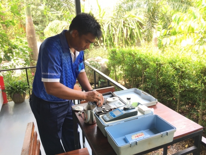 ไฟล์แนบ วันพุธที่ 26 เมษายน 2566 นายสุรพงศ์ สมหวัง ผจก.กปภ.สาขากาญจนดิษฐ์ มอบหมายให้พนักงานในสายงานผลิต ออกพื้นที่ตรวจสอบคุณภาพน้ำประปา โดยการตรวจวัดค่าคลอรีน ค่าความขุ่นในน้ำประปา  ซอยร้านกาแฟเขาหาคาเฟ่ ตำบลปากแพรก อำเภอดอนสัก จังหวัดสุราษฎร์ธานี โดยเป็นการตรวจสอบและควบคุมคุณภาพน้ำประปาในระบบจ่าย ตามโครงการจัดการน้ำสะอาด (WSP) ตามจุดควบคุมตรวจสอบตามแผนที่กำหนด ผลการตรวจสอบคุณภาพน้ำเป็นไปตามเกณฑ์มาตรฐาน กปภ. 