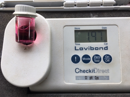 ไฟล์แนบ วันพุธที่ 26 เมษายน 2566 นายสุรพงศ์ สมหวัง ผจก.กปภ.สาขากาญจนดิษฐ์ มอบหมายให้พนักงานในสายงานผลิต ออกพื้นที่ตรวจสอบคุณภาพน้ำประปา โดยการตรวจวัดค่าคลอรีน ค่าความขุ่นในน้ำประปา  ซอยร้านกาแฟเขาหาคาเฟ่ ตำบลปากแพรก อำเภอดอนสัก จังหวัดสุราษฎร์ธานี โดยเป็นการตรวจสอบและควบคุมคุณภาพน้ำประปาในระบบจ่าย ตามโครงการจัดการน้ำสะอาด (WSP) ตามจุดควบคุมตรวจสอบตามแผนที่กำหนด ผลการตรวจสอบคุณภาพน้ำเป็นไปตามเกณฑ์มาตรฐาน กปภ. 